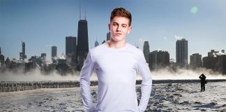 Geordie buys long-sleeved T-Shirt for Chicago trip